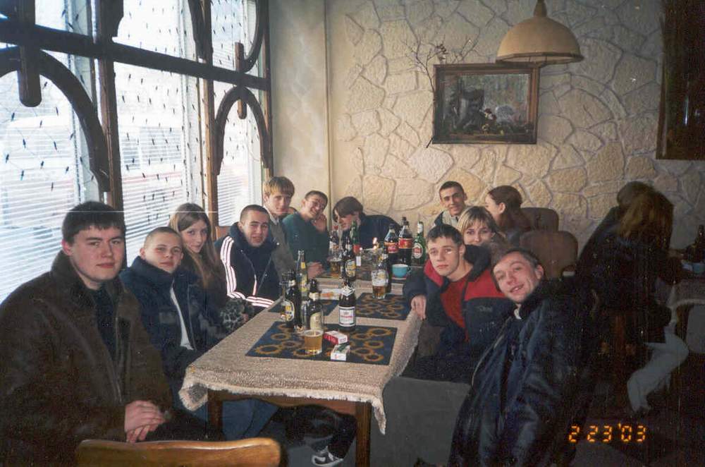 Mass, Allochka и их друзья в кафе в Луцке